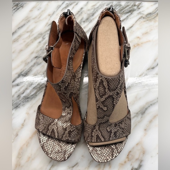 WOMEN'S Gentle Souls By Kenneth Cole Gisele Wedge Sandal, Antique Gold Metallic - Picture 3 of 12